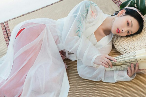 武汉女士享受洗头按摩，从头到脚的养生之旅